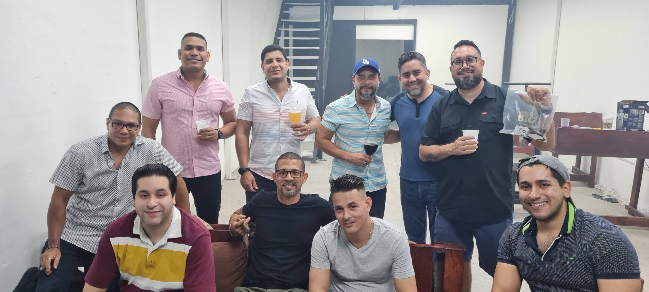 Tardeo Especial 2024 disfrutando la producción de tabacos premium en Montes de Oca con Ron El Galante, La Rana Dorada y Panama Cigar Club en Panamá.