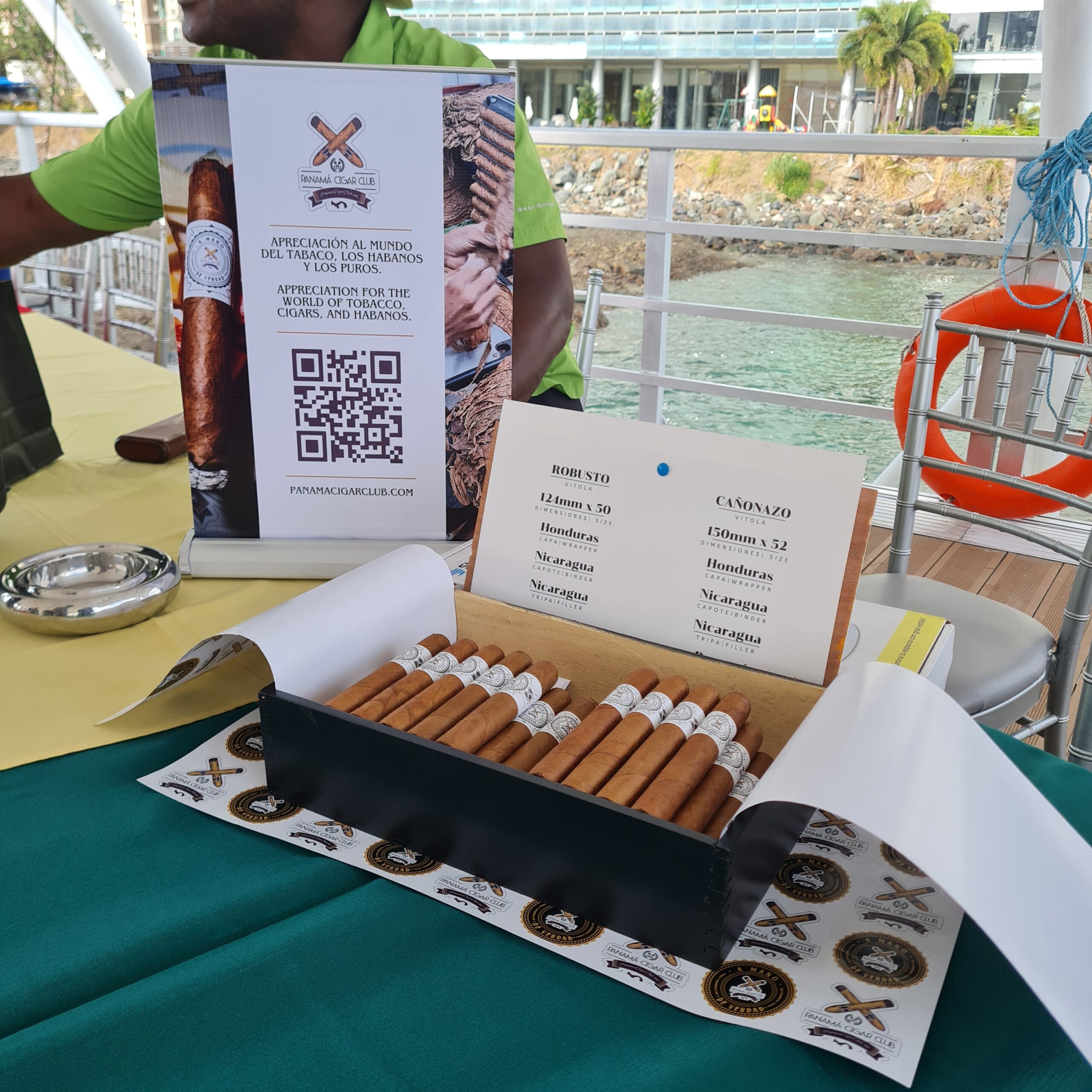 Degustación de la línea A Mano De Verdad junto a Rones El Galante en el Club Cigar Aficionado de Panamá — vitolas Robusto y Cañonazo de blend Nicaragua y Ecuador, elaboradas en Panamá.