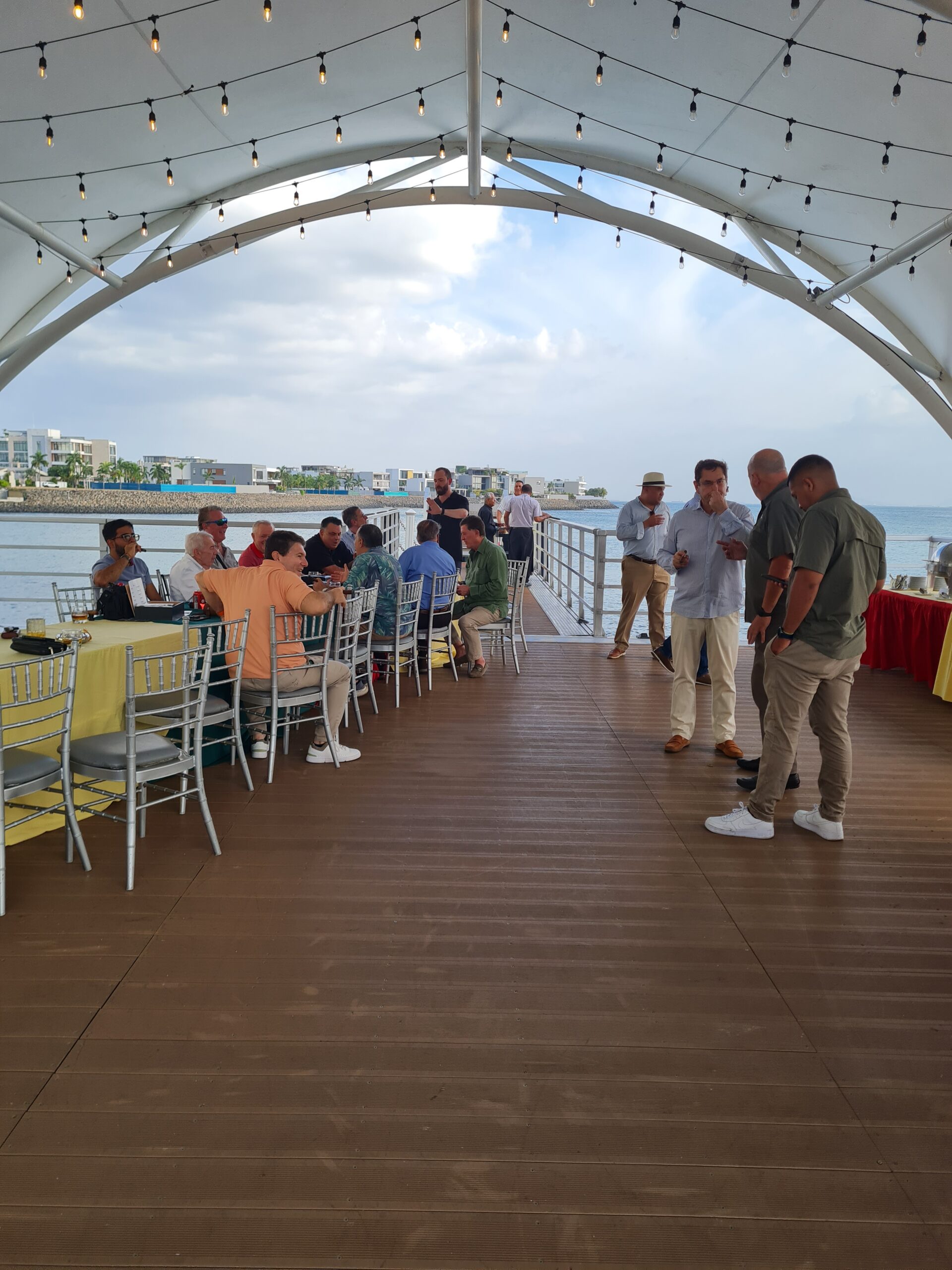 Degustación de la línea A Mano De Verdad junto a Rones El Galante en el Club Cigar Aficionado de Panamá — vitolas Robusto y Cañonazo de blend Nicaragua y Ecuador, elaboradas en Panamá.