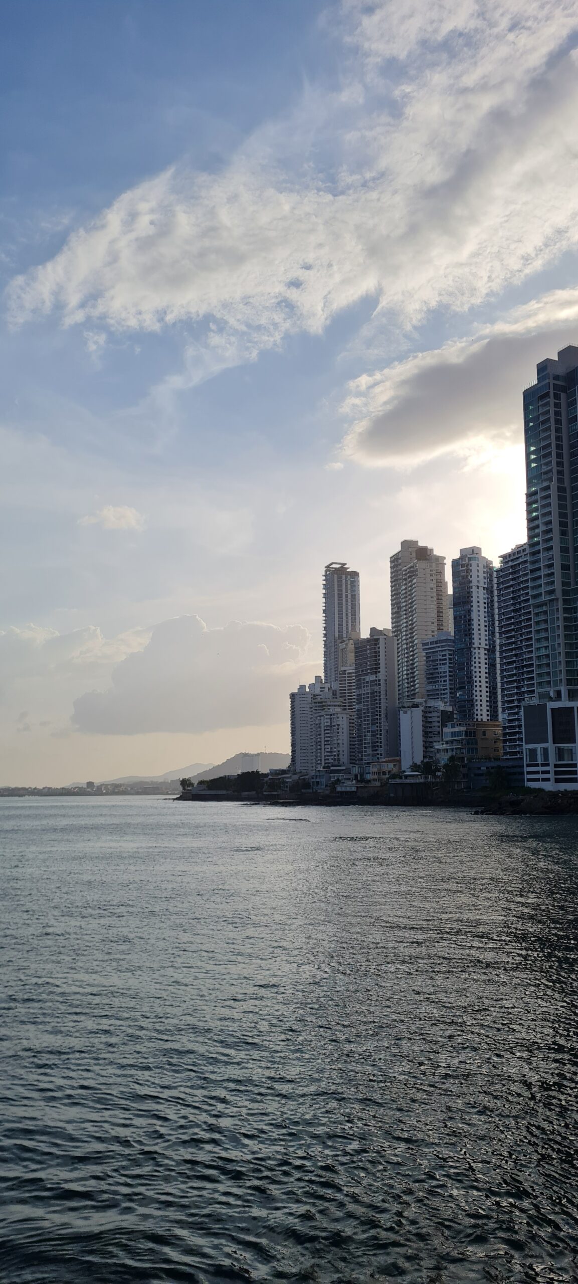 Degustación de la línea A Mano De Verdad junto a Rones El Galante en el Club Cigar Aficionado de Panamá — vitolas Robusto y Cañonazo de blend Nicaragua y Ecuador, elaboradas en Panamá.
