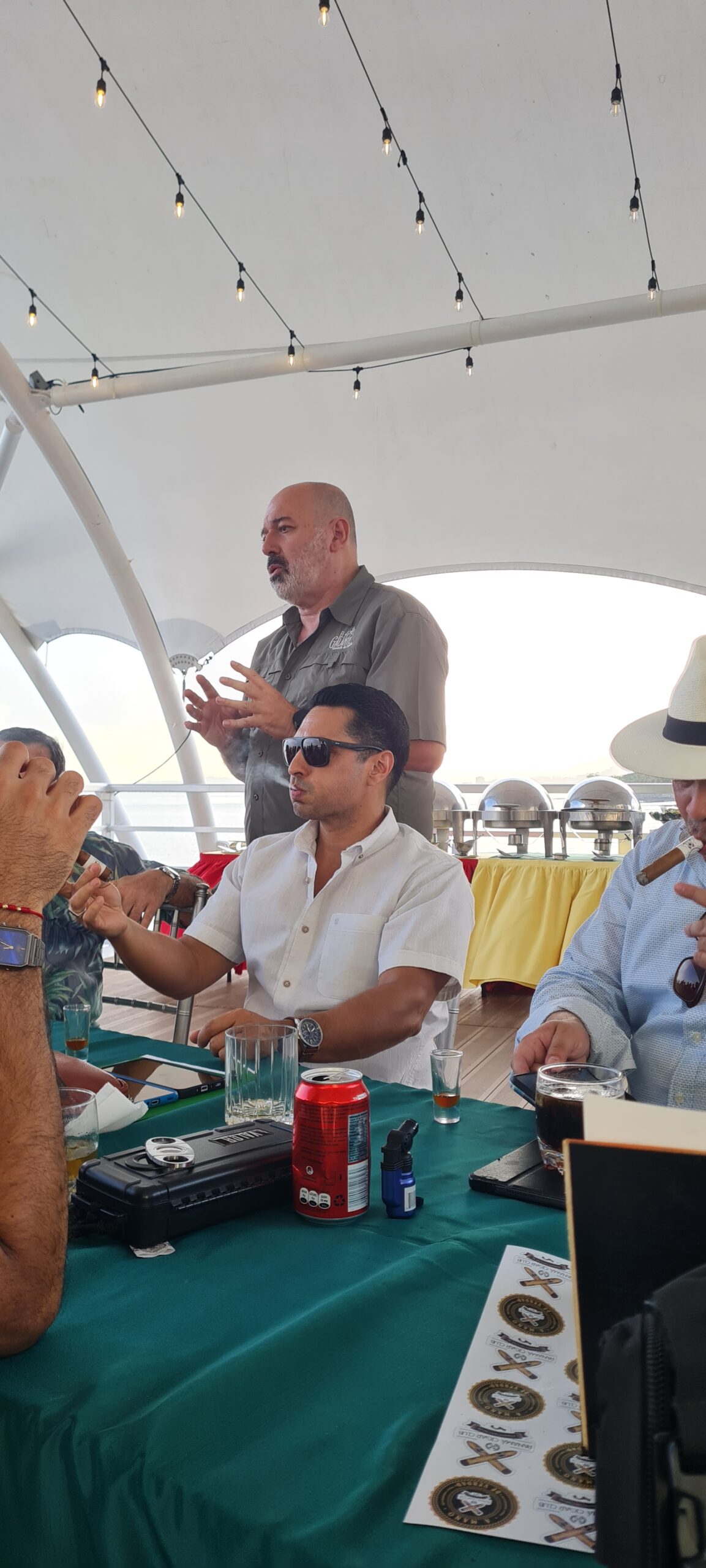 Degustación de la línea A Mano De Verdad junto a Rones El Galante en el Club Cigar Aficionado de Panamá — vitolas Robusto y Cañonazo de blend Nicaragua y Ecuador, elaboradas en Panamá.
