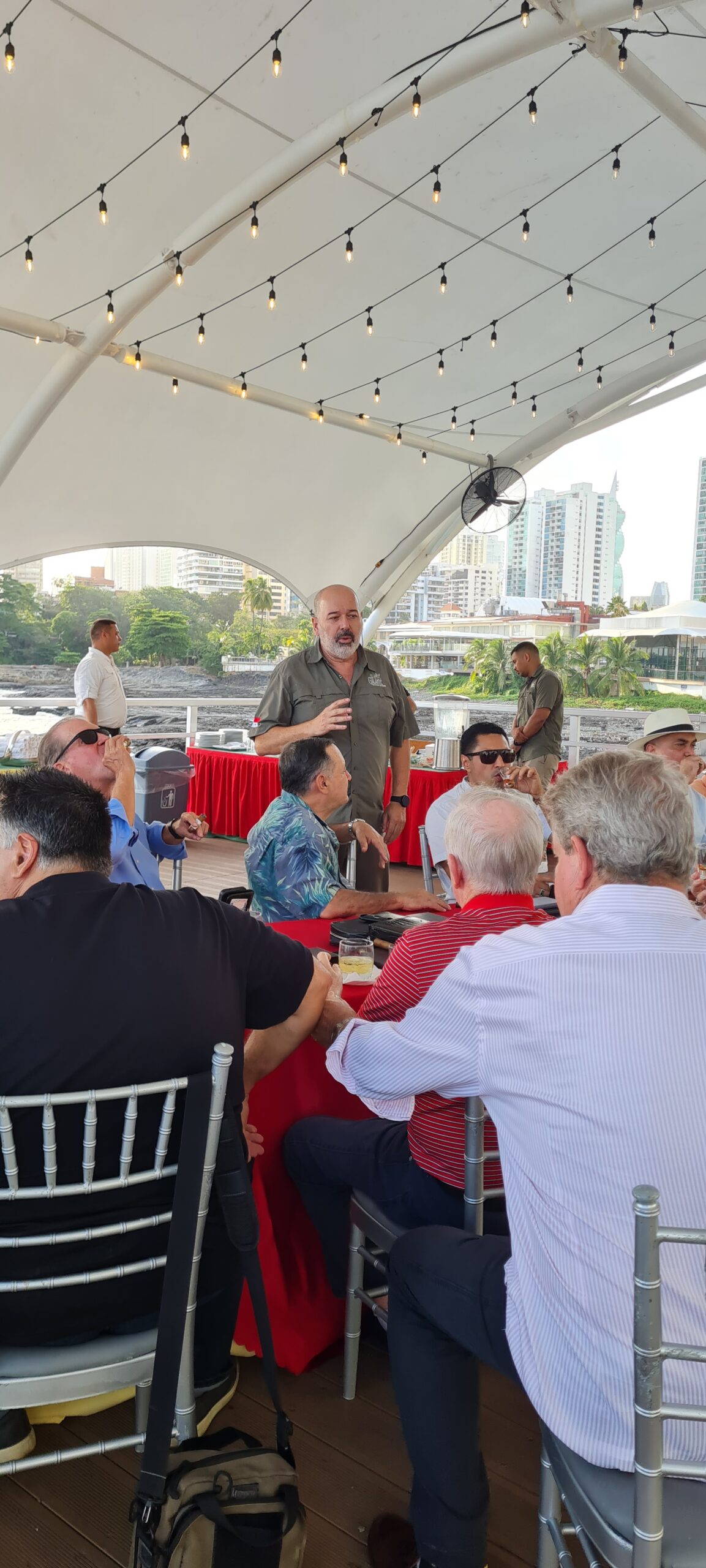 Degustación de la línea A Mano De Verdad junto a Rones El Galante en el Club Cigar Aficionado de Panamá — vitolas Robusto y Cañonazo de blend Nicaragua y Ecuador, elaboradas en Panamá.