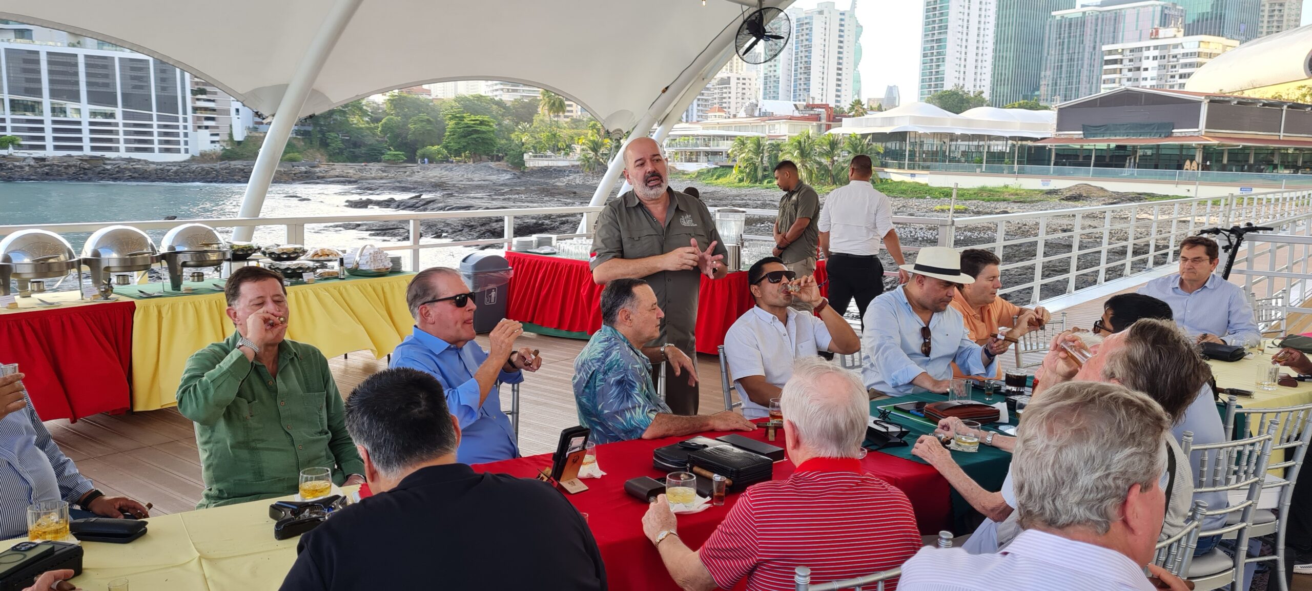 Degustación de la línea A Mano De Verdad junto a Rones El Galante en el Club Cigar Aficionado de Panamá — vitolas Robusto y Cañonazo de blend Nicaragua y Ecuador, elaboradas en Panamá.