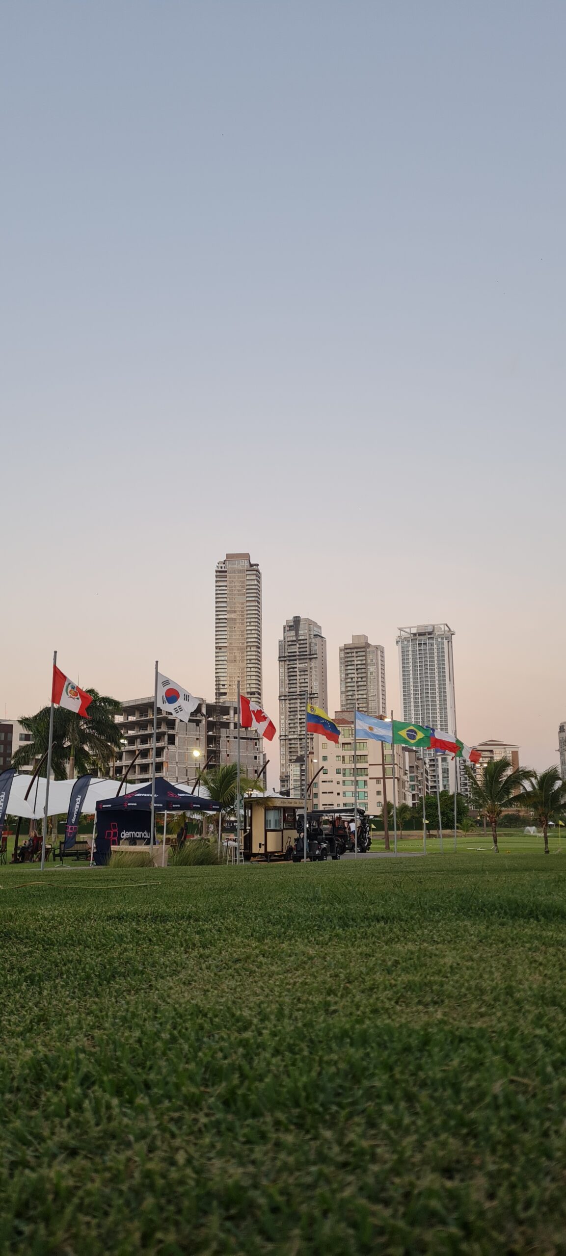 Panama Cigar Club ofreciendo su Premium Cigar Bar Experience durante el Golfaholics Tournament en Santa María Country Club — golfistas disfrutando tabacos a mano de verdad en un ambiente exclusivo y elegante.