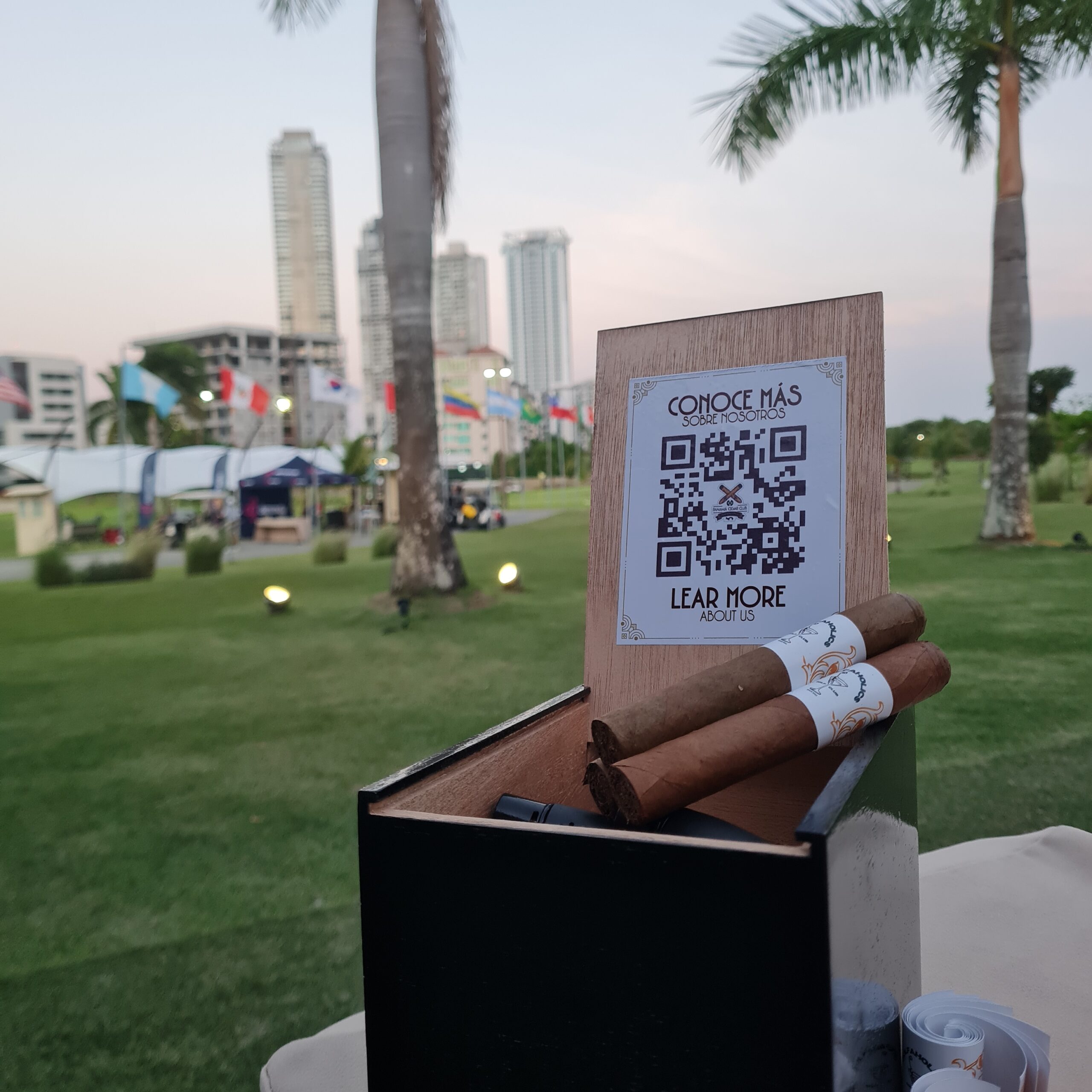 Panama Cigar Club ofreciendo su Premium Cigar Bar Experience durante el Golfaholics Tournament en Santa María Country Club — golfistas disfrutando tabacos a mano de verdad en un ambiente exclusivo y elegante.
