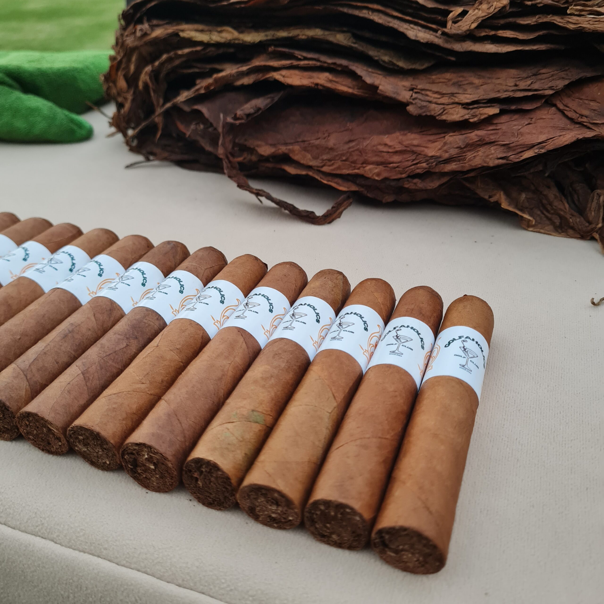 Panama Cigar Club ofreciendo su Premium Cigar Bar Experience durante el Golfaholics Tournament en Santa María Country Club — golfistas disfrutando tabacos a mano de verdad en un ambiente exclusivo y elegante.