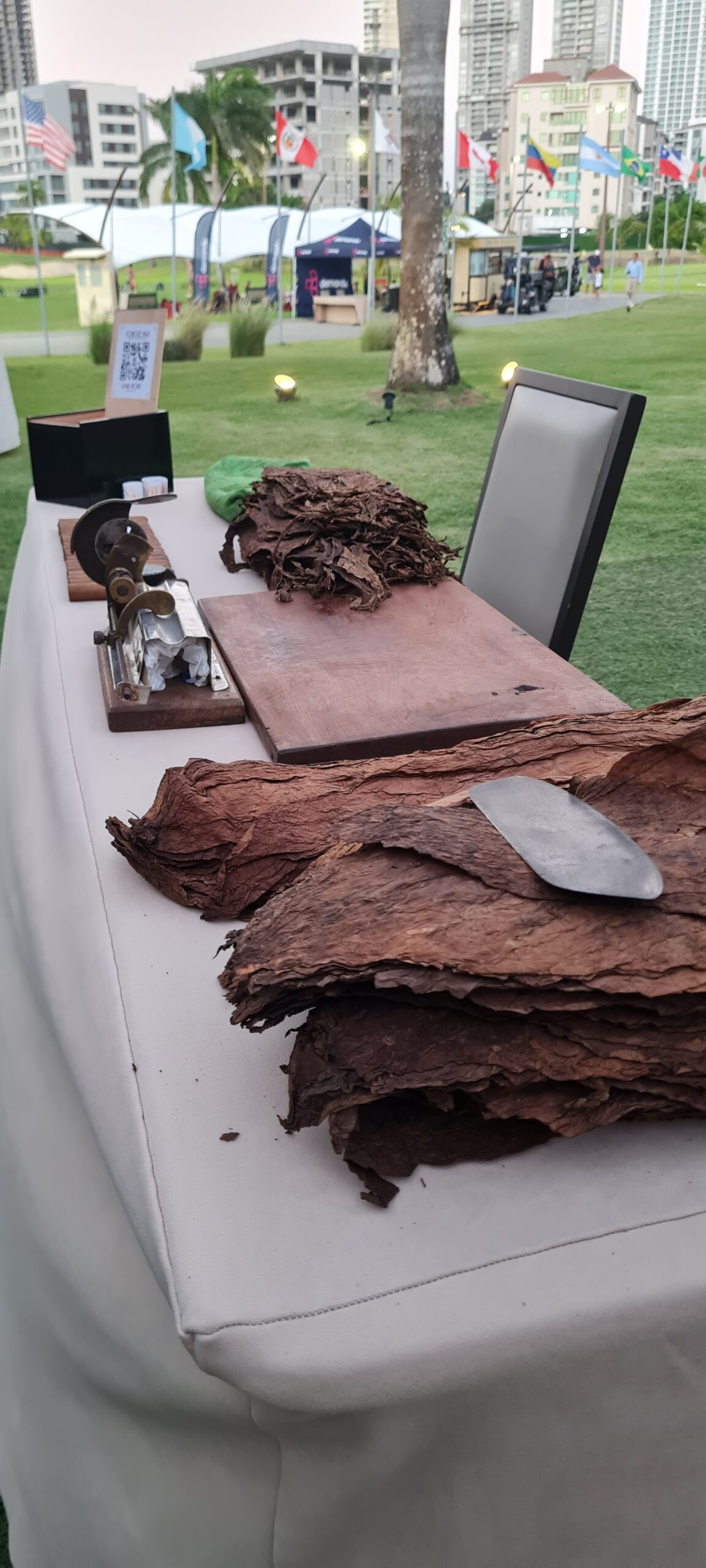 Panama Cigar Club ofreciendo su Premium Cigar Bar Experience durante el Golfaholics Tournament en Santa María Country Club — golfistas disfrutando tabacos a mano de verdad en un ambiente exclusivo y elegante.