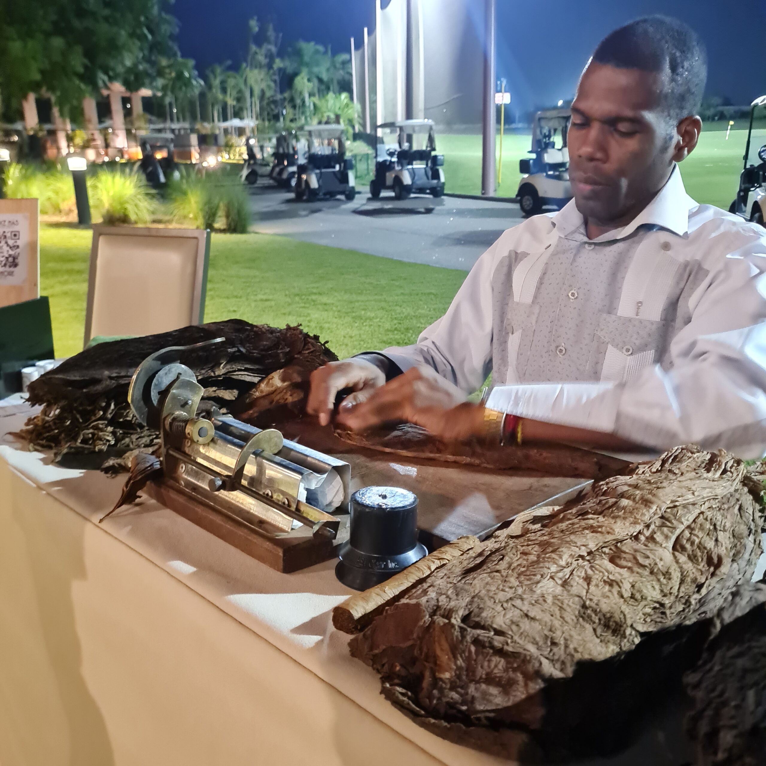 Panama Cigar Club ofreciendo su Premium Cigar Bar Experience durante el Golfaholics Tournament en Santa María Country Club — golfistas disfrutando tabacos a mano de verdad en un ambiente exclusivo y elegante.