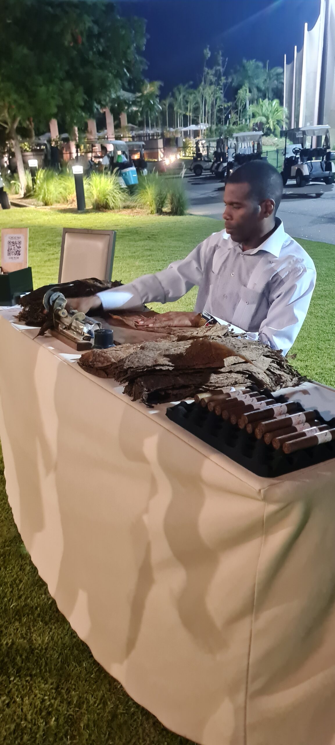 Panama Cigar Club ofreciendo su Premium Cigar Bar Experience durante el Golfaholics Tournament en Santa María Country Club — golfistas disfrutando tabacos a mano de verdad en un ambiente exclusivo y elegante.