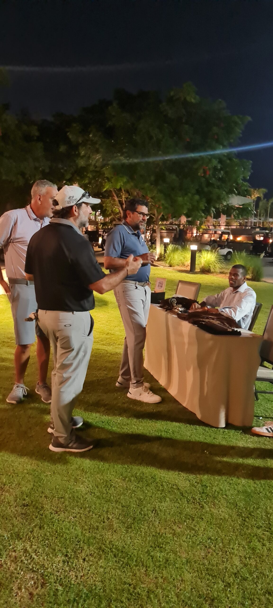 Panama Cigar Club ofreciendo su Premium Cigar Bar Experience durante el Golfaholics Tournament en Santa María Country Club — golfistas disfrutando tabacos a mano de verdad en un ambiente exclusivo y elegante.