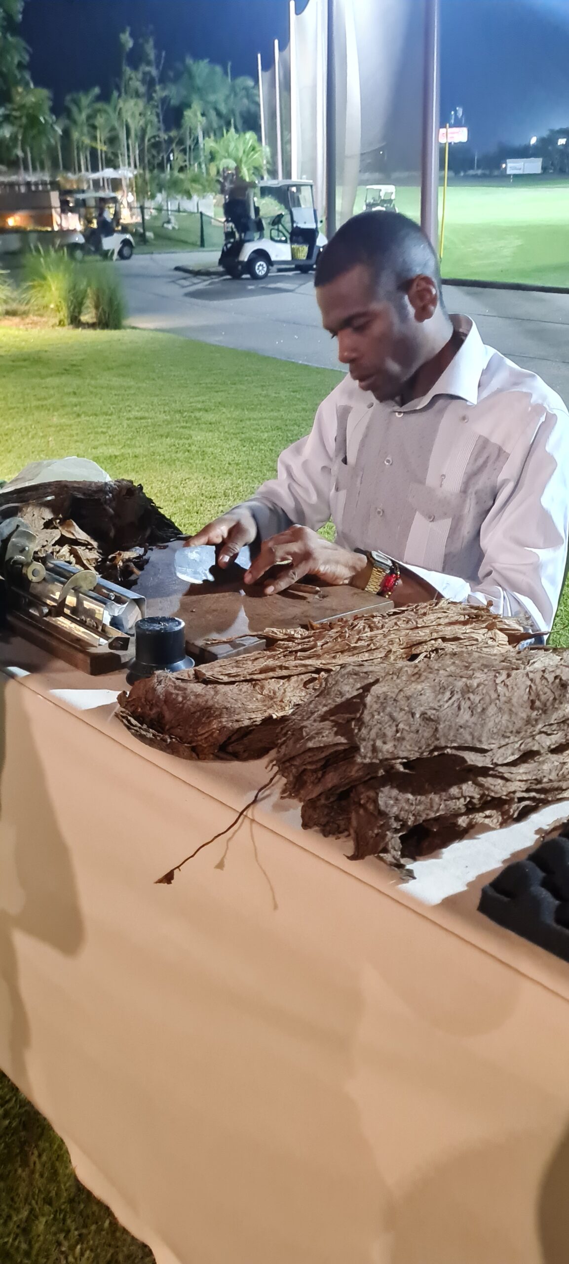 Panama Cigar Club ofreciendo su Premium Cigar Bar Experience durante el Golfaholics Tournament en Santa María Country Club — golfistas disfrutando tabacos a mano de verdad en un ambiente exclusivo y elegante.