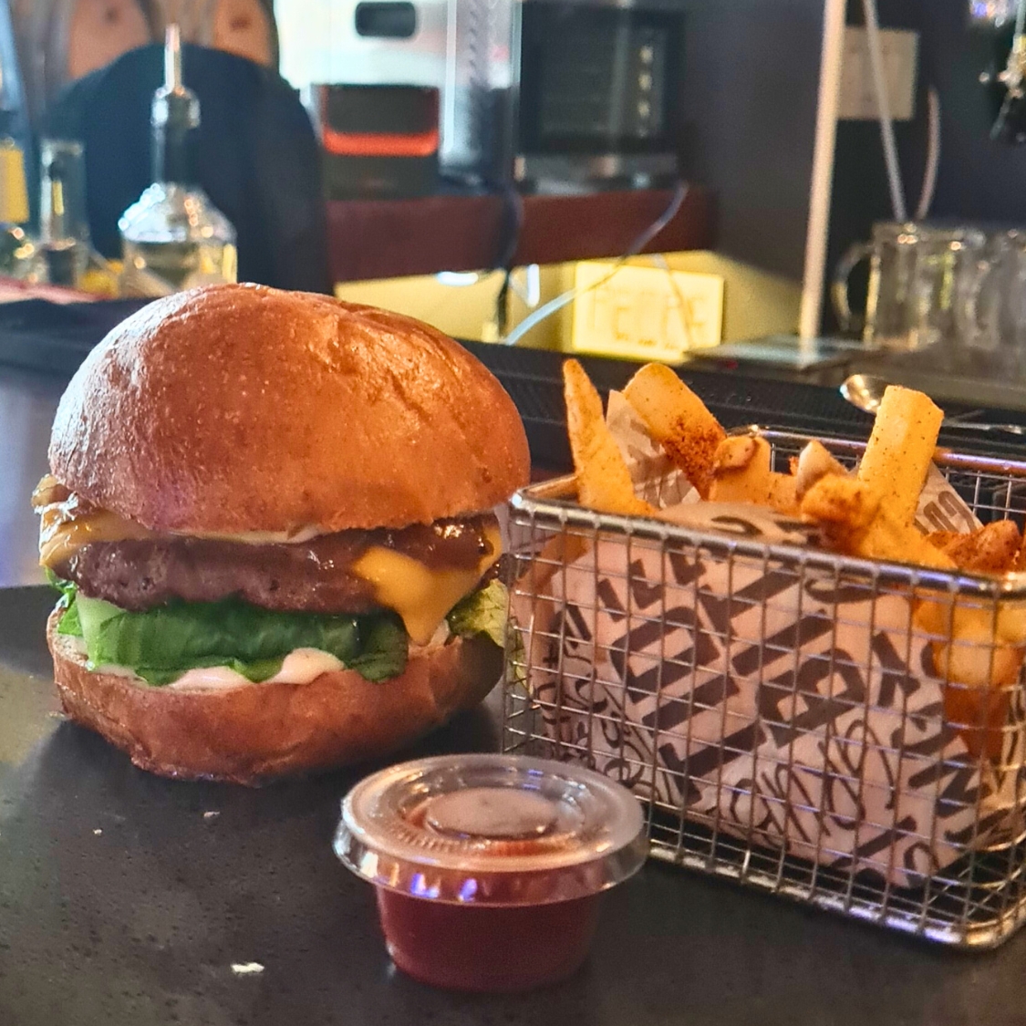 Ambiente del Encuentro de Bon Vivants en Taberna Tres Barriles, con invitados disfrutando tabacos A Mano De Verdad y Ron El Galante en Costa del Este, Panamá.