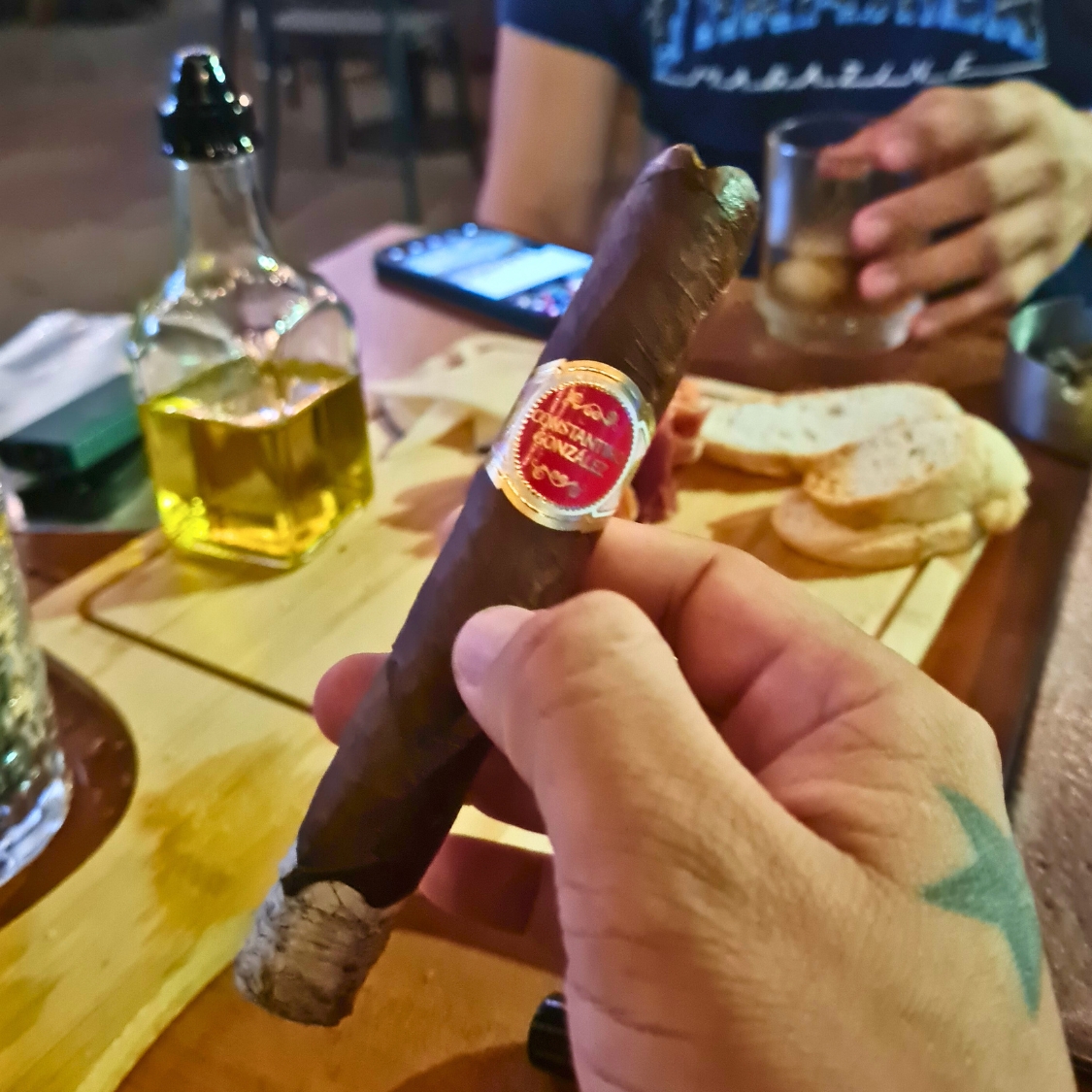 Ambiente del Encuentro de Bon Vivants en Taberna Tres Barriles, con invitados disfrutando tabacos A Mano De Verdad y Ron El Galante en Costa del Este, Panamá.