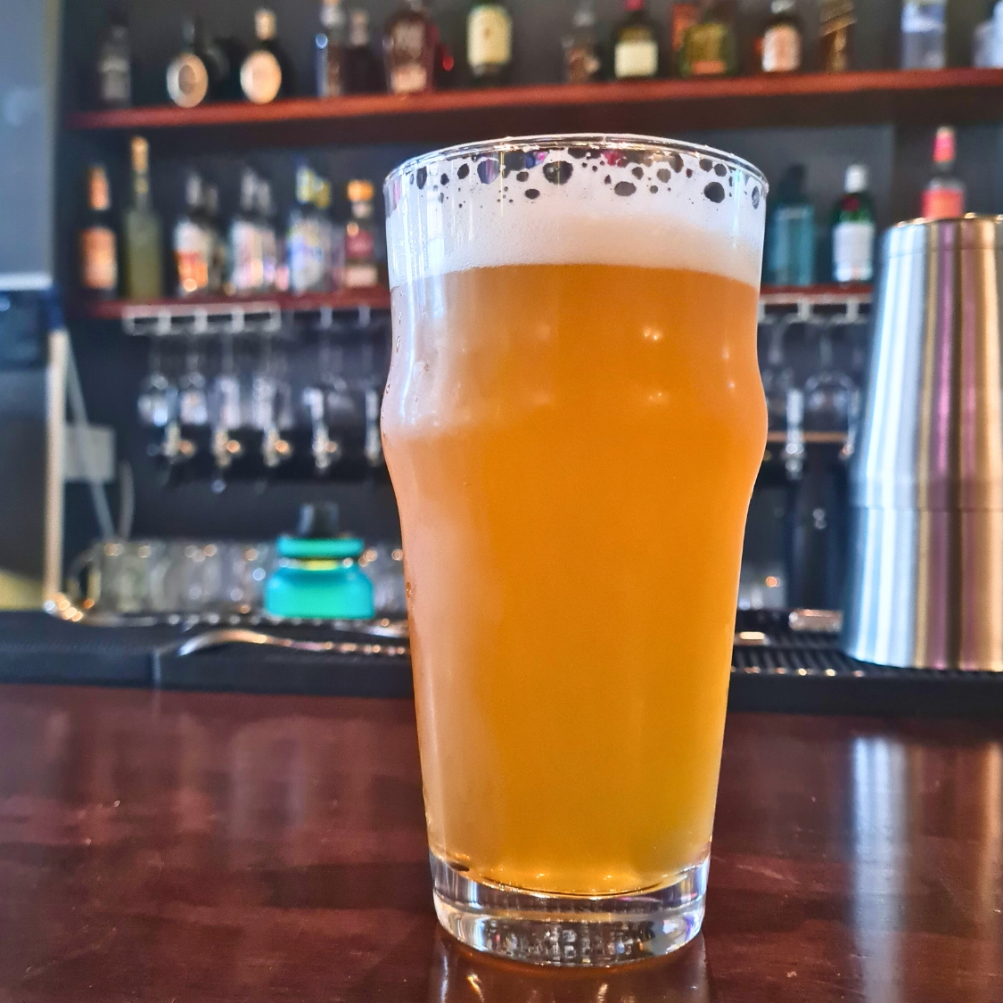 Ambiente del Encuentro de Bon Vivants en Taberna Tres Barriles, con invitados disfrutando tabacos A Mano De Verdad y Ron El Galante en Costa del Este, Panamá.