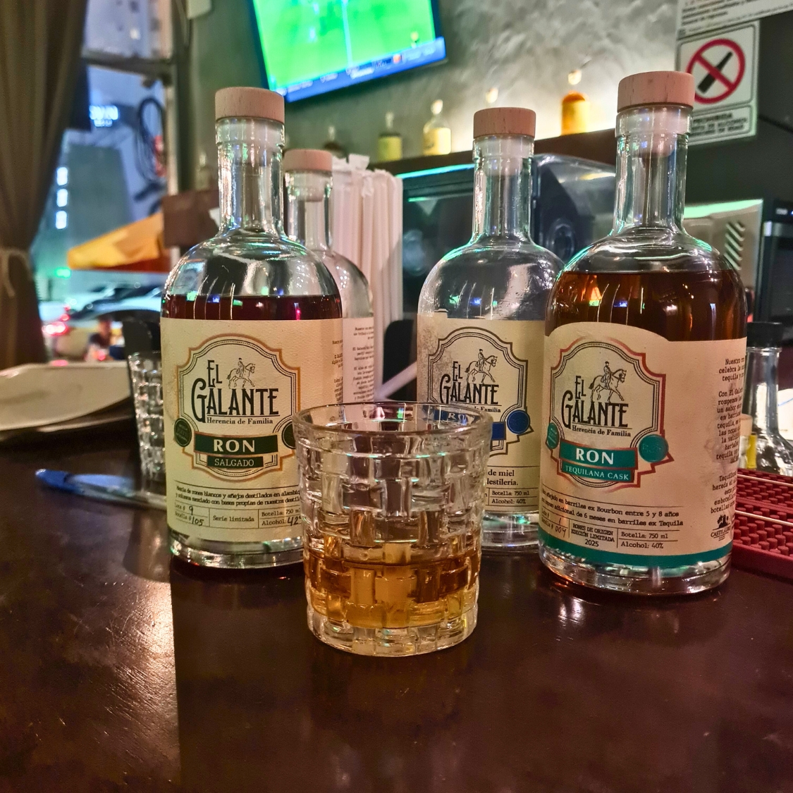 Ambiente del Encuentro de Bon Vivants en Taberna Tres Barriles, con invitados disfrutando tabacos A Mano De Verdad y Ron El Galante en Costa del Este, Panamá.