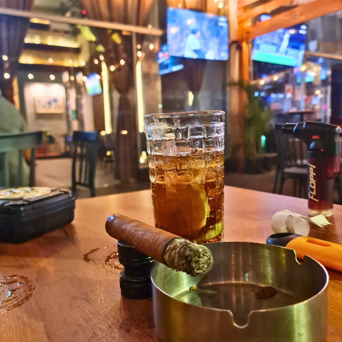 Ambiente del Encuentro de Bon Vivants en Taberna Tres Barriles, con invitados disfrutando tabacos A Mano De Verdad y Ron El Galante en Costa del Este, Panamá.