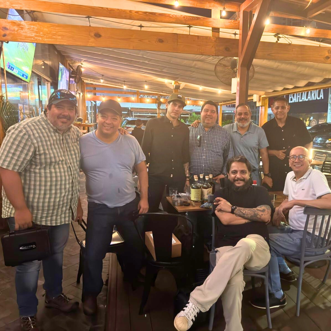 Ambiente del Encuentro de Bon Vivants en Taberna Tres Barriles, con invitados disfrutando tabacos A Mano De Verdad y Ron El Galante en Costa del Este, Panamá.