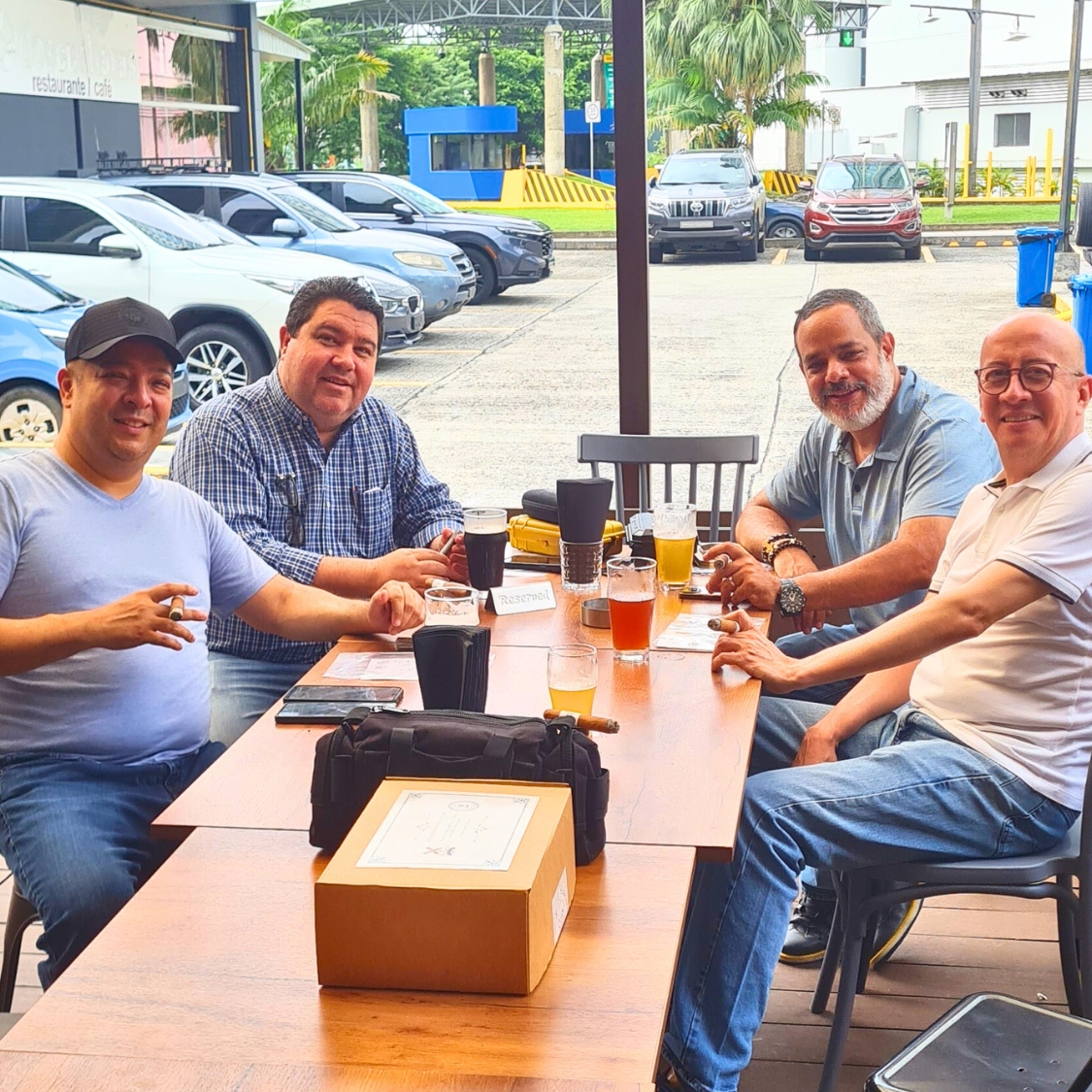 Ambiente del Encuentro de Bon Vivants en Taberna Tres Barriles, con invitados disfrutando tabacos A Mano De Verdad y Ron El Galante en Costa del Este, Panamá.
