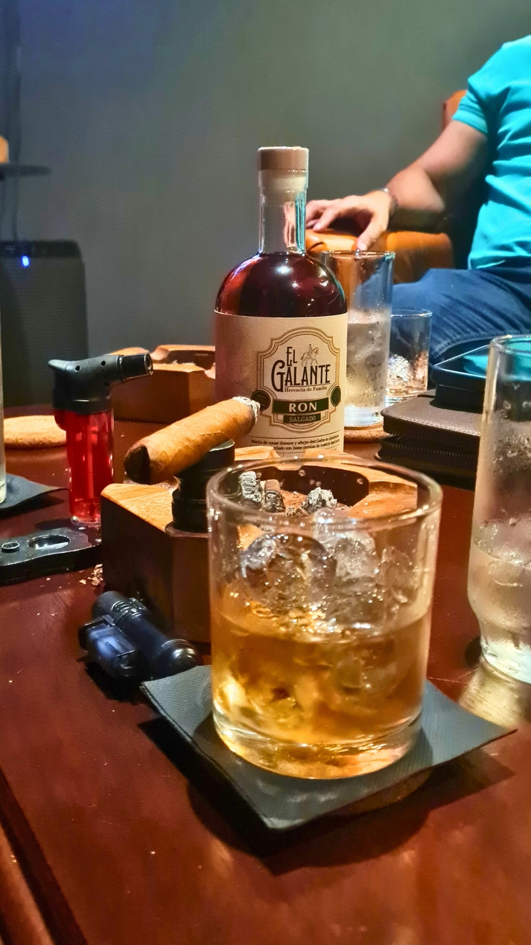 Ambiente elegante del evento Sibaria en Prohibition The Club Cigar Lounge, con invitados disfrutando tabacos premium y Ron El Galante de Castelauro Beverage en Panamá.