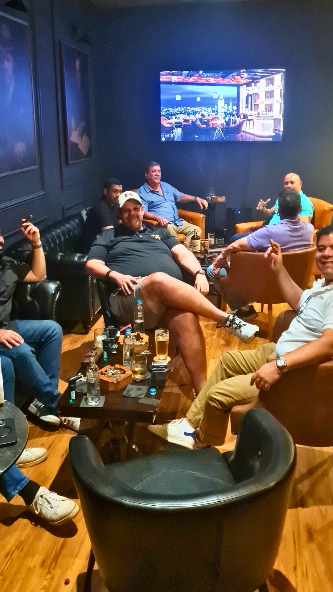 Ambiente elegante del evento Sibaria en Prohibition The Club Cigar Lounge, con invitados disfrutando tabacos premium y Ron El Galante de Castelauro Beverage en Panamá.
