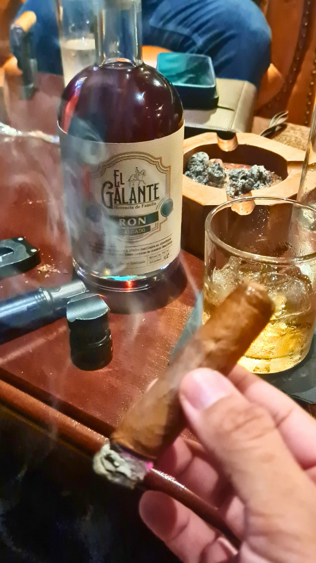 Ambiente elegante del evento Sibaria en Prohibition The Club Cigar Lounge, con invitados disfrutando tabacos premium y Ron El Galante de Castelauro Beverage en Panamá.