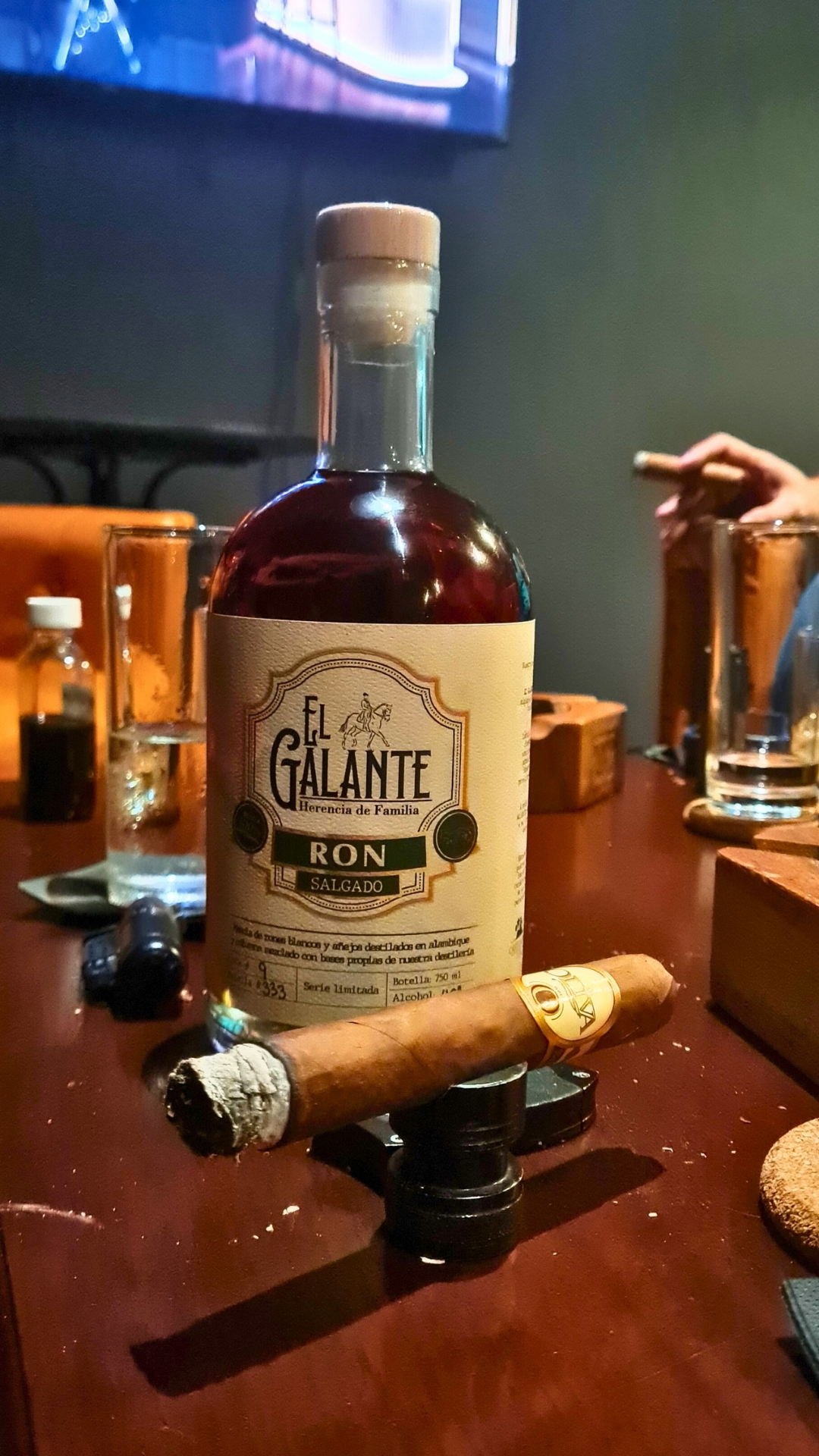 Ambiente elegante del evento Sibaria en Prohibition The Club Cigar Lounge, con invitados disfrutando tabacos premium y Ron El Galante de Castelauro Beverage en Panamá.