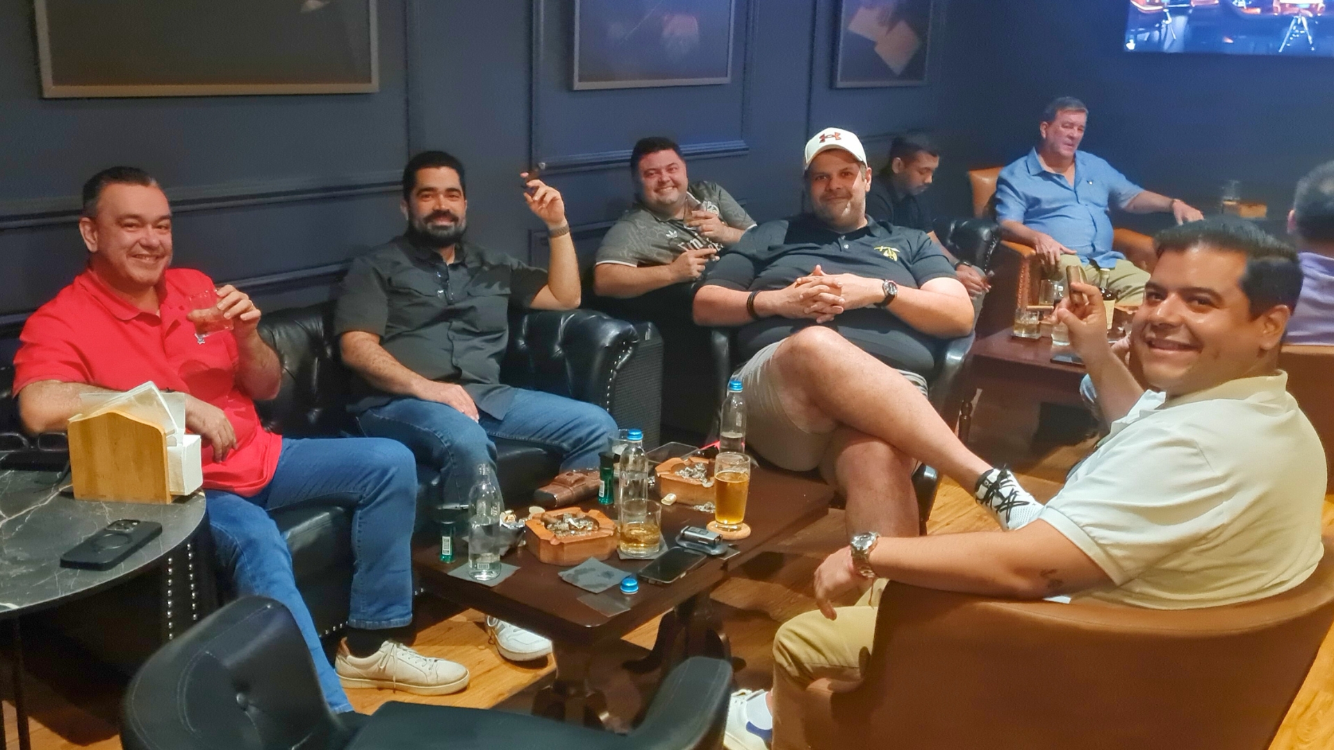 Ambiente elegante del evento Sibaria en Prohibition The Club Cigar Lounge, con invitados disfrutando tabacos premium y Ron El Galante de Castelauro Beverage en Panamá.