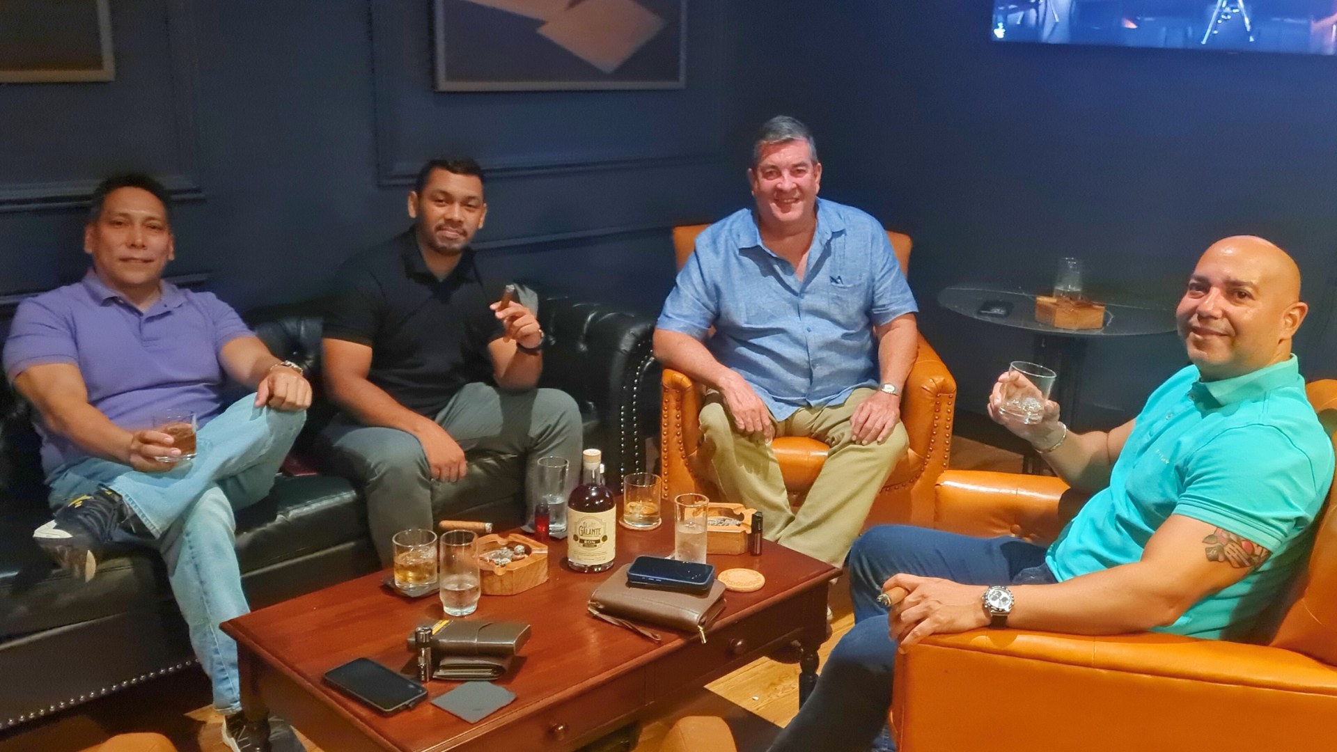 Ambiente elegante del evento Sibaria en Prohibition The Club Cigar Lounge, con invitados disfrutando tabacos premium y Ron El Galante de Castelauro Beverage en Panamá.