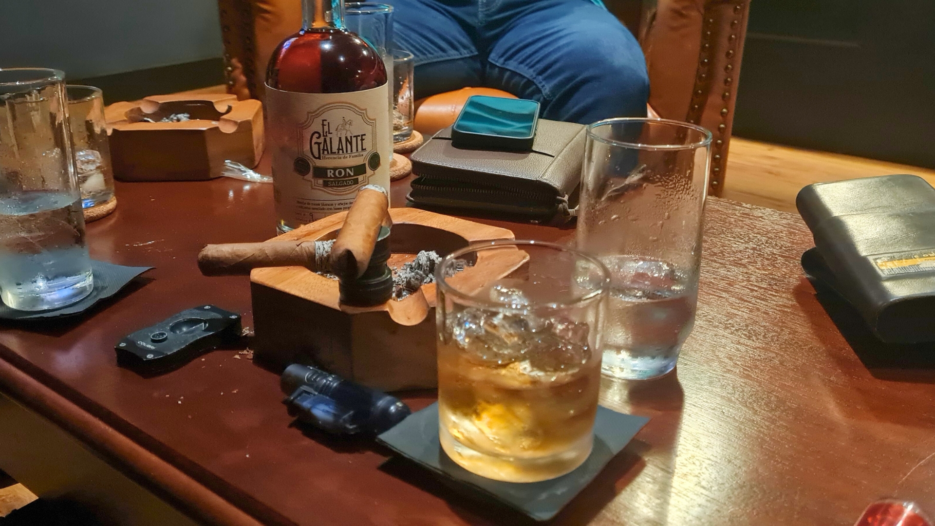 Ambiente elegante del evento Sibaria en Prohibition The Club Cigar Lounge, con invitados disfrutando tabacos premium y Ron El Galante de Castelauro Beverage en Panamá.