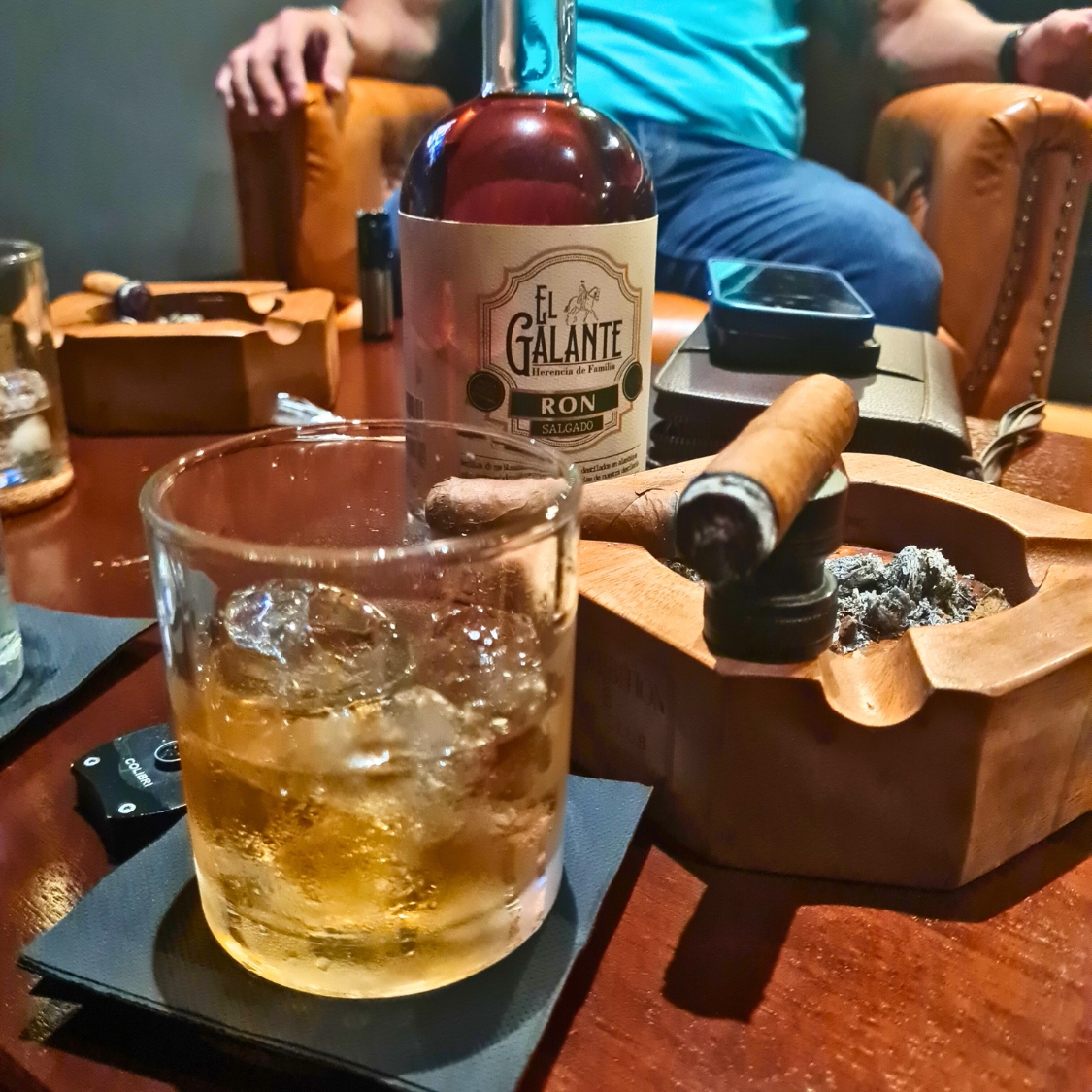 Ambiente elegante del evento Sibaria en Prohibition The Club Cigar Lounge, con invitados disfrutando tabacos premium y Ron El Galante de Castelauro Beverage en Panamá.